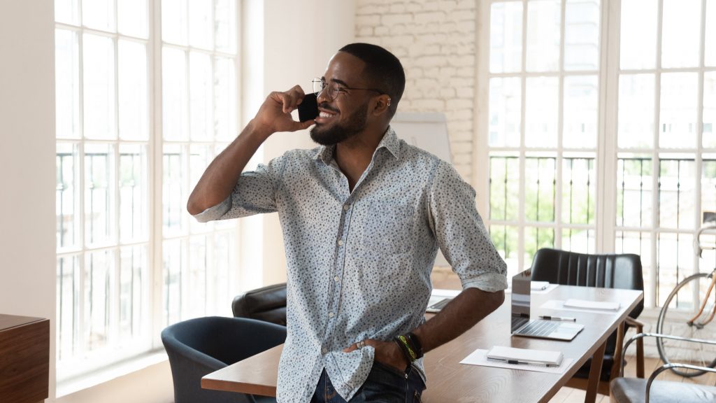 Homme d'affaire au téléphone dans son bureau